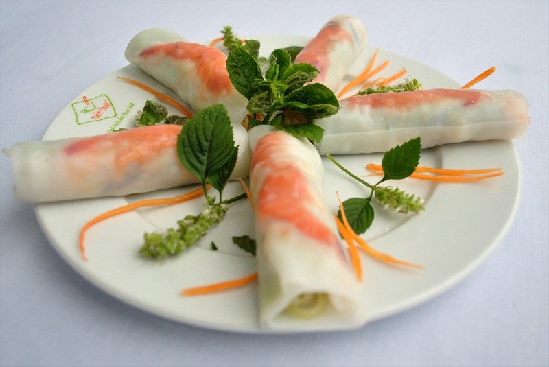 Vietnamese rice paper rolls and dipping sauce
