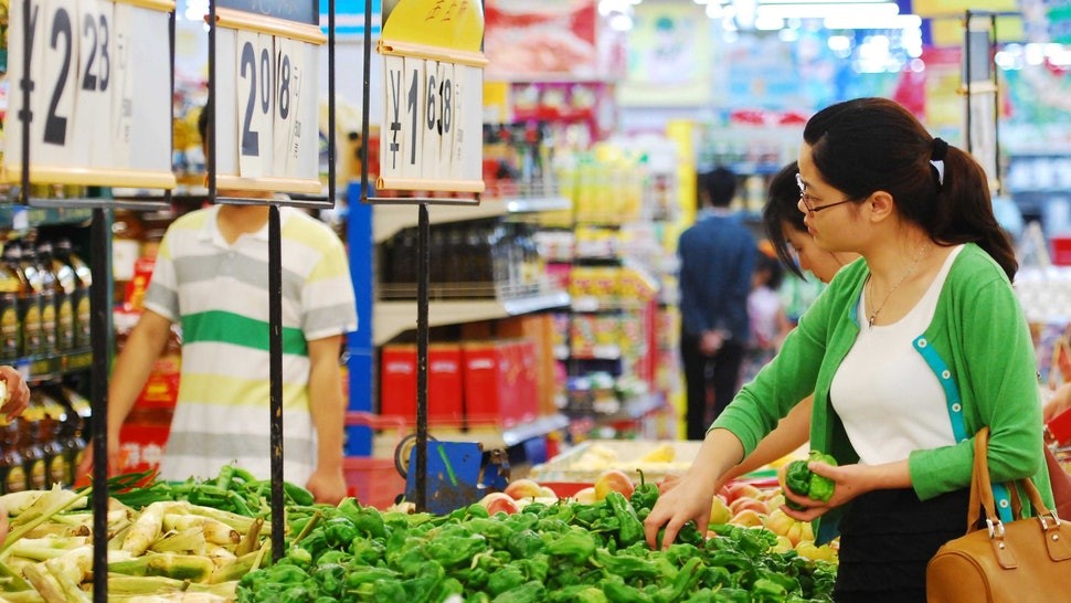 How To Shop Eco-Friendly At The Grocery Store With 8 Sustainable Hacks
