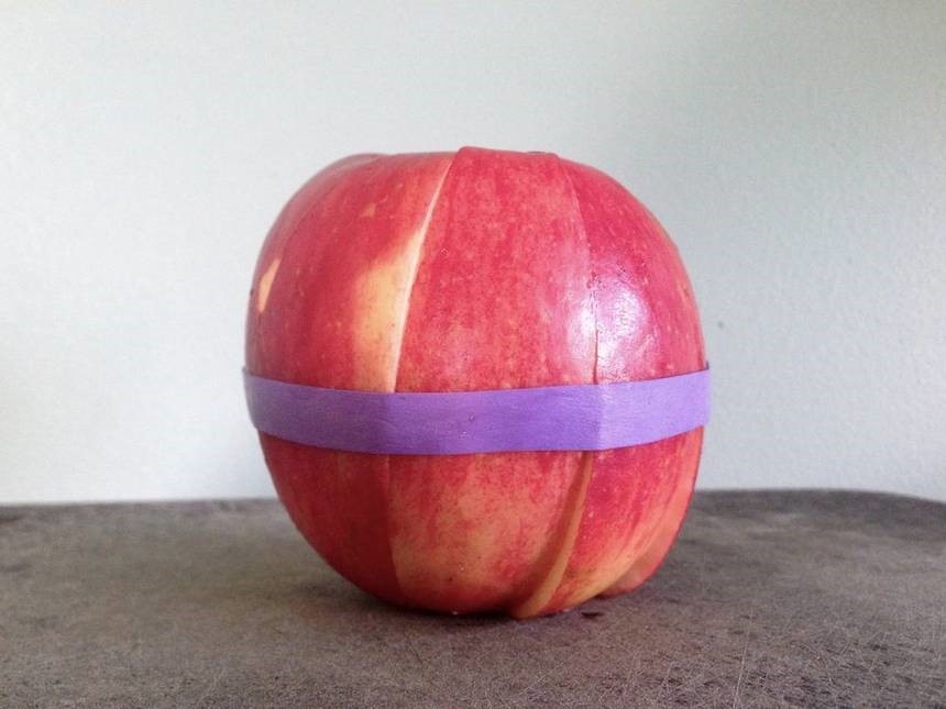 Prevent a sliced apple from browning rubber bands