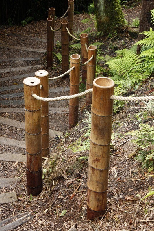 13. Direct your paths in the garden with a rope and bamboo fence