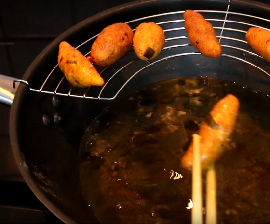 Banh cay recipe – Vietnamese Crispy fried cassava fritter fried