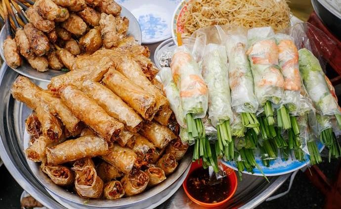 Rice paper rolls in Vietnam are also called fresh spring rolls (gỏi cuốn) but submerge them into a vat of hot oil and – hey presto! – they become instant deep-fried spring rolls.